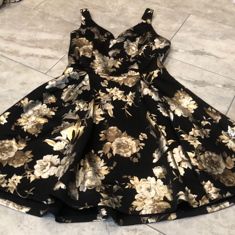 Sweetheart Floral Pleated Dress